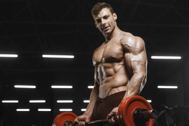 Kasları egzersiz halter kadar pompalama yakışıklı güçlü atletik erkek vücut geliştirme kavramı arka plan - kas vücut geliştirmeci erkekler spor salonu çıplak gövde egzersizleri yapıyor curl
