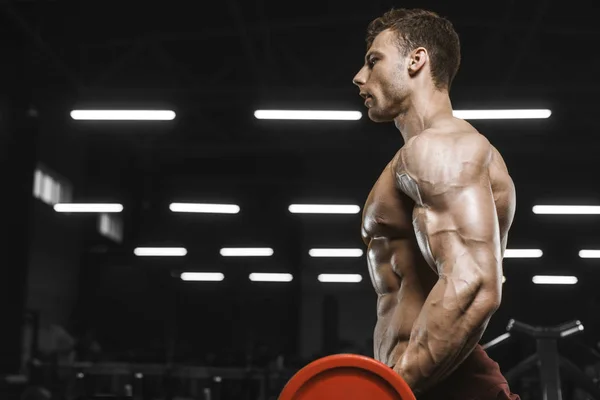 Bonitos Homens Atléticos Fortes Bombeando Músculos Treino Barbell Curl Musculação — Fotografia de Stock