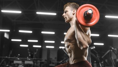 Yakışıklı güçlü atletizm Erkekler kaslı vücut geliştirmeci erkekler spor salonu çıplak gövde egzersizleri yapıyor kaslar egzersiz halter bodur vücut geliştirme kavramı arka plan - pompalama