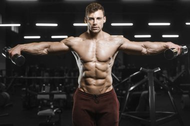 Yakışıklı güçlü atletizm Erkekler kaslı vücut geliştirmeci yakışıklı erkekler spor salonu çıplak gövde egzersizleri yapıyor kaslar egzersiz vücut geliştirme kavramı arka plan - pompalama