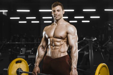 Yakışıklı güçlü atletizm Erkekler kaslı vücut geliştirmeci yakışıklı erkekler spor salonu çıplak gövde egzersizleri yapıyor kaslar egzersiz vücut geliştirme kavramı arka plan - pompalama