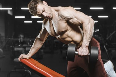 Yakışıklı güçlü atletizm Erkekler kaslı vücut geliştirmeci yakışıklı erkekler spor salonu çıplak gövde egzersizleri yapıyor kaslar egzersiz vücut geliştirme kavramı arka plan - pompalama