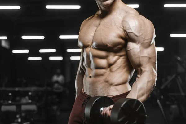 英俊强壮的运动男子锻炼肌肉杠铃卷曲健美的概念背景 肌肉发达的健美男子在健身房做运动赤裸躯干 — 图库照片