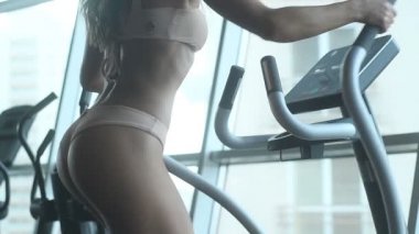 çok beyaz fitness kadın kas egzersiz fitness ve vücut geliştirme kavramı spor salonu arka plan abs antreman spor salonu çıplak gövde kadar pompalama