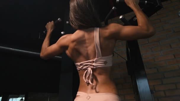 Mooie Kaukasische Fitness Vrouw Oppompen Van Spieren Workout Fitness Bodybuilding — Stockvideo