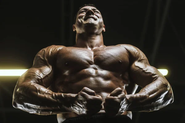 Knappe Sterke Atletische Mannen Oppompen Van Spieren Training Bodybuilding Concept — Stockfoto