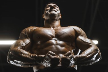 Yakışıklı güçlü atletizm Erkekler kaslı vücut geliştirmeci yakışıklı erkekler spor salonu çıplak gövde egzersizleri yapıyor kaslar egzersiz vücut geliştirme kavramı arka plan - pompalama
