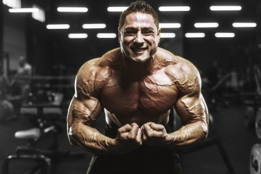 Yakışıklı güçlü atletizm Erkekler kaslı vücut geliştirmeci yakışıklı erkekler spor salonu çıplak gövde egzersizleri yapıyor kaslar egzersiz vücut geliştirme kavramı arka plan - pompalama