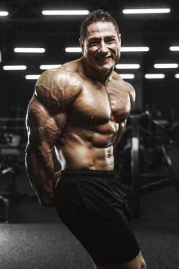 Yakışıklı güçlü atletizm Erkekler kaslı vücut geliştirmeci yakışıklı erkekler spor salonu çıplak gövde egzersizleri yapıyor kaslar egzersiz vücut geliştirme kavramı arka plan - pompalama