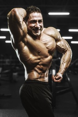 Yakışıklı güçlü atletizm Erkekler kaslı vücut geliştirmeci yakışıklı erkekler spor salonu çıplak gövde egzersizleri yapıyor kaslar egzersiz vücut geliştirme kavramı arka plan - pompalama