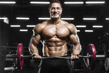 Kasları egzersiz halter kadar pompalama yakışıklı güçlü atletik erkek vücut geliştirme kavramı arka plan - kas vücut geliştirmeci erkekler spor salonu çıplak gövde egzersizleri yapıyor curl