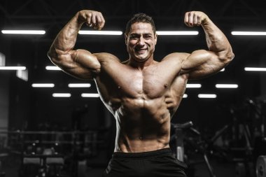 Yakışıklı güçlü atletizm Erkekler kaslı vücut geliştirmeci yakışıklı erkekler spor salonu çıplak gövde egzersizleri yapıyor kaslar egzersiz vücut geliştirme kavramı arka plan - pompalama