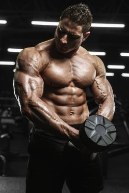 Kasları egzersiz halter kadar pompalama yakışıklı güçlü atletik erkek vücut geliştirme kavramı arka plan - kas vücut geliştirmeci erkekler spor salonu çıplak gövde egzersizleri yapıyor curl