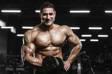 Kasları egzersiz halter kadar pompalama yakışıklı güçlü atletik erkek vücut geliştirme kavramı arka plan - kas vücut geliştirmeci erkekler spor salonu çıplak gövde egzersizleri yapıyor curl