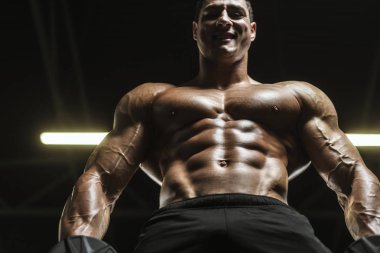 Kasları egzersiz halter kadar pompalama yakışıklı güçlü atletik erkek vücut geliştirme kavramı arka plan - kas vücut geliştirmeci erkekler spor salonu çıplak gövde egzersizleri yapıyor curl