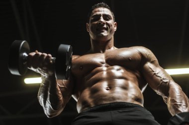 Kasları egzersiz halter kadar pompalama yakışıklı güçlü atletik erkek vücut geliştirme kavramı arka plan - kas vücut geliştirmeci erkekler spor salonu çıplak gövde egzersizleri yapıyor curl