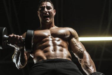 Kasları egzersiz halter kadar pompalama yakışıklı güçlü atletik erkek vücut geliştirme kavramı arka plan - kas vücut geliştirmeci erkekler spor salonu çıplak gövde egzersizleri yapıyor curl