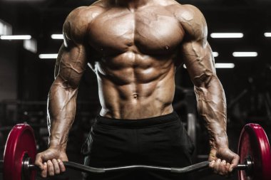 Kasları egzersiz halter kadar pompalama yakışıklı güçlü atletik erkek vücut geliştirme kavramı arka plan - kas vücut geliştirmeci erkekler spor salonu çıplak gövde egzersizleri yapıyor curl
