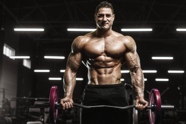 Kasları egzersiz halter kadar pompalama yakışıklı güçlü atletik erkek vücut geliştirme kavramı arka plan - kas vücut geliştirmeci erkekler spor salonu çıplak gövde egzersizleri yapıyor curl