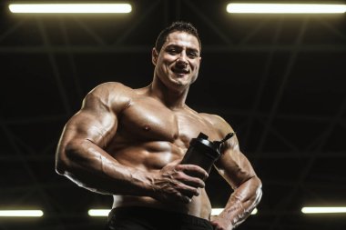 Yakışıklı güçlü atletizm Erkekler kaslı vücut geliştirmeci yakışıklı erkekler spor salonu çıplak gövde egzersizleri yapıyor kaslar egzersiz vücut geliştirme kavramı arka plan - pompalama