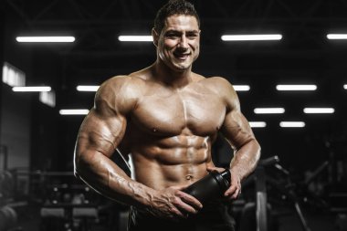 Yakışıklı güçlü atletizm Erkekler kaslı vücut geliştirmeci yakışıklı erkekler spor salonu çıplak gövde egzersizleri yapıyor kaslar egzersiz vücut geliştirme kavramı arka plan - pompalama