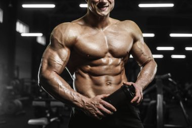 Yakışıklı güçlü atletizm Erkekler kaslı vücut geliştirmeci yakışıklı erkekler spor salonu çıplak gövde egzersizleri yapıyor kaslar egzersiz vücut geliştirme kavramı arka plan - pompalama