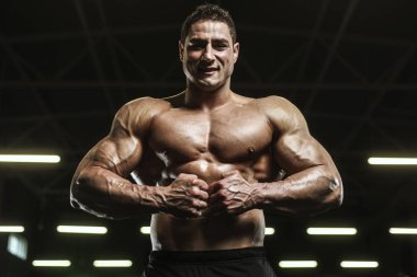 Yakışıklı güçlü atletizm Erkekler kaslı vücut geliştirmeci yakışıklı erkekler spor salonu çıplak gövde egzersizleri yapıyor kaslar egzersiz vücut geliştirme kavramı arka plan - pompalama