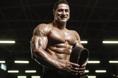 Yakışıklı güçlü atletizm Erkekler kaslı vücut geliştirmeci yakışıklı erkekler spor salonu çıplak gövde egzersizleri yapıyor kaslar egzersiz vücut geliştirme kavramı arka plan - pompalama