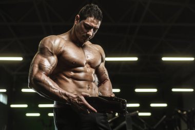 Yakışıklı güçlü atletizm Erkekler kaslı vücut geliştirmeci yakışıklı erkekler spor salonu çıplak gövde egzersizleri yapıyor kaslar egzersiz vücut geliştirme kavramı arka plan - pompalama