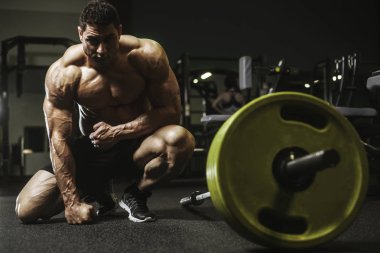 Yakışıklı güçlü atletizm Erkekler kaslı vücut geliştirmeci yakışıklı erkekler spor salonu çıplak gövde egzersizleri yapıyor kaslar egzersiz vücut geliştirme kavramı arka plan - pompalama