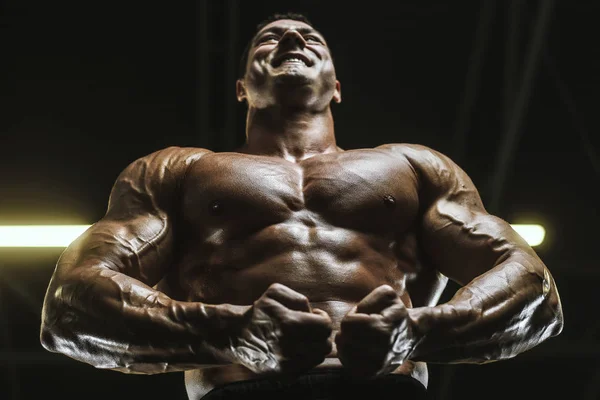 Hombres Atléticos Fuertes Guapos Bombeando Los Músculos Entrenamiento Culturismo Concepto —  Fotos de Stock