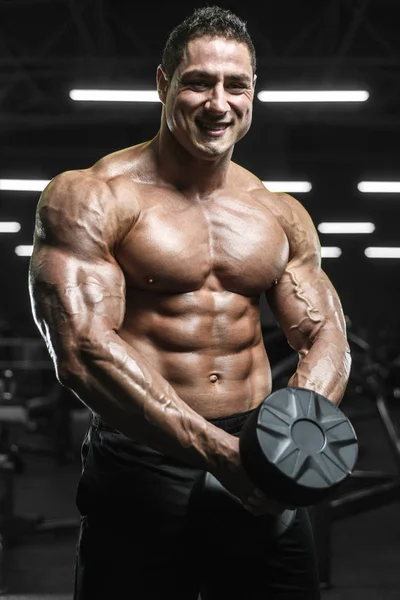 英俊强壮的运动男子泵肌肉锻炼健美概念背景 肌肉发达的健美英俊的男人在健身房做运动赤裸躯干 — 图库照片