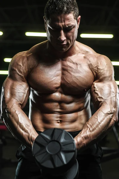 英俊强壮的运动男子泵肌肉锻炼健美概念背景 肌肉发达的健美英俊的男人在健身房做运动赤裸躯干 — 图库照片