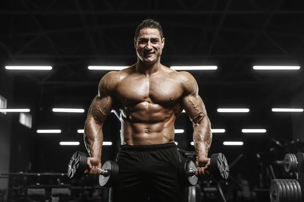 Kasları Egzersiz Halter Kadar Pompalama Yakışıklı Güçlü Atletik Erkek Vücut — Stok fotoğraf