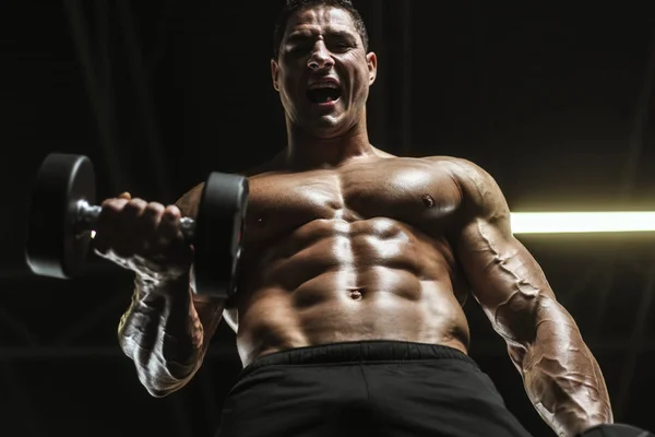 Kasları Egzersiz Halter Kadar Pompalama Yakışıklı Güçlü Atletik Erkek Vücut — Stok fotoğraf