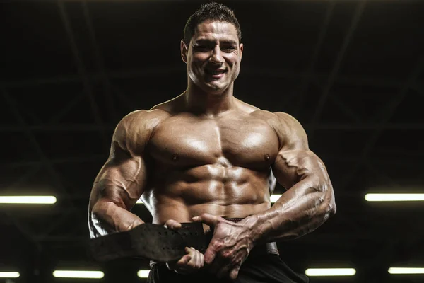 Yakışıklı Güçlü Atletizm Erkekler Kaslı Vücut Geliştirmeci Yakışıklı Erkekler Spor — Stok fotoğraf