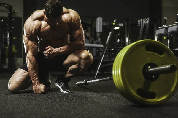 ハンサムな強い運動男性揚水筋肉トレーニング ボディビル概念の背景 裸の胴体で演習を行う筋肉ボディービルダー ハンサムな男性 — ストック写真