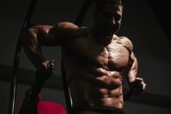 Yakışıklı Güçlü Atletik Erkek Kasları Egzersiz Push Kaslı Vücut Geliştirmeci — Stok fotoğraf