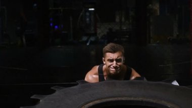 Spor kas fitness adam tekerlek lastik çekiç kızak ile spor salonu güçlü adam fitness ve vücut geliştirme eğitim egzersiz fitness kavramı isabet 