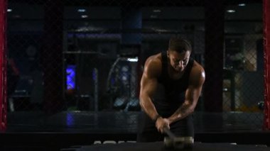 Spor kas fitness adam tekerlek lastik çekiç kızak ile spor salonu güçlü adam fitness ve vücut geliştirme eğitim egzersiz fitness kavramı isabet 