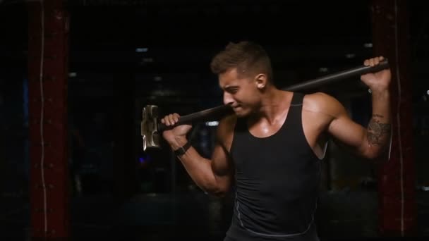 Sport Muskulöse Fitness Mann Schlägt Radreifen Mit Hammer Schlitten Turnhalle — Stockvideo