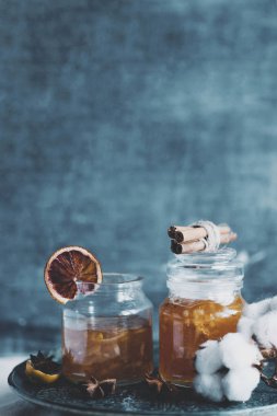 Ev yapımı portakal reçeli cam mavi veya gri arka plan üzerinde