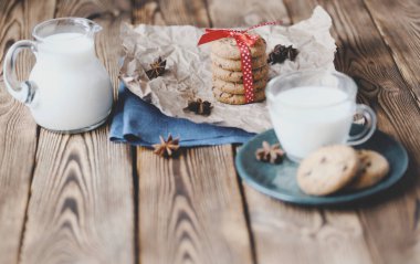 Çikolatalı kurabiye ve MIL bardak yığını