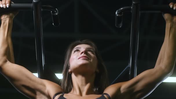 かなり白人フィットネス女性筋肉トレーニング フィットネスとボディービル概念ジム背景腹筋 裸の胴体の背中演習を汲み上げ — ストック動画