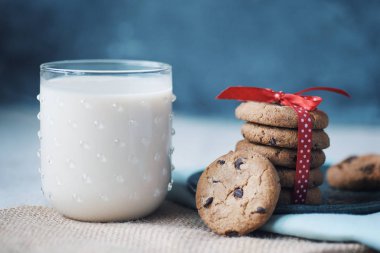 Çikolatalı kurabiye ve MIL bardak yığını