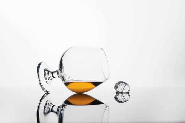 玻璃与干邑或威士忌上的白色背景和立方体 — 图库照片