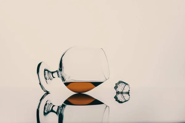 玻璃与干邑或威士忌上的白色背景和立方体 — 图库照片