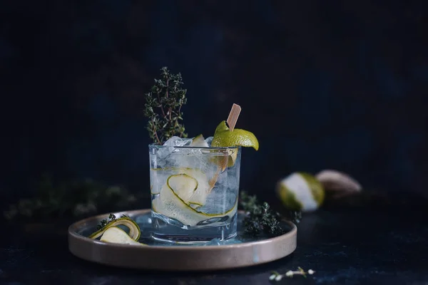 Лайм и свежий мятный коктейль с соком, холодный летний цитрусовый рефр — стоковое фото