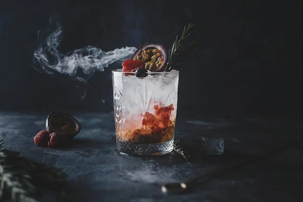 Fresh Marakuya cocktail with juice, cold summer citrus refreshin — Stock Photo, Image