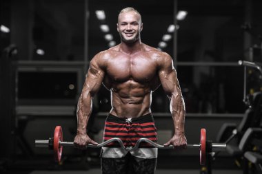 yakışıklı güçlü vücut geliştirmeci atletik erkek ile kasları kadar pompalama